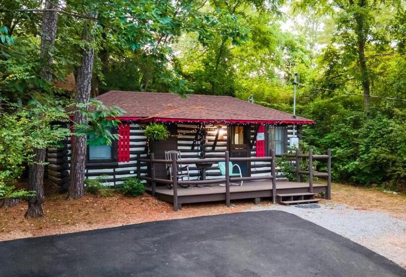 كابينة, Log Cabin Motor Court