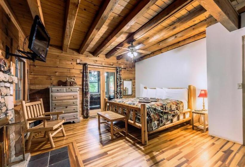 غرفة قياسية, Log Cabin Motor Court