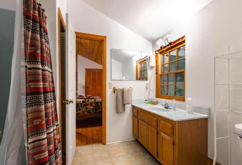 غرفة قياسية, Log Cabin Motor Court