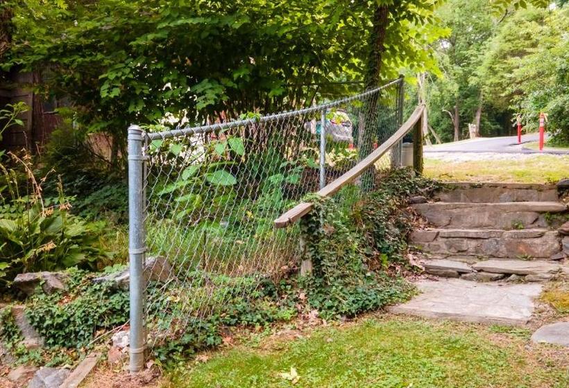 منزل غرفة نوم واحدة, Log Cabin Motor Court