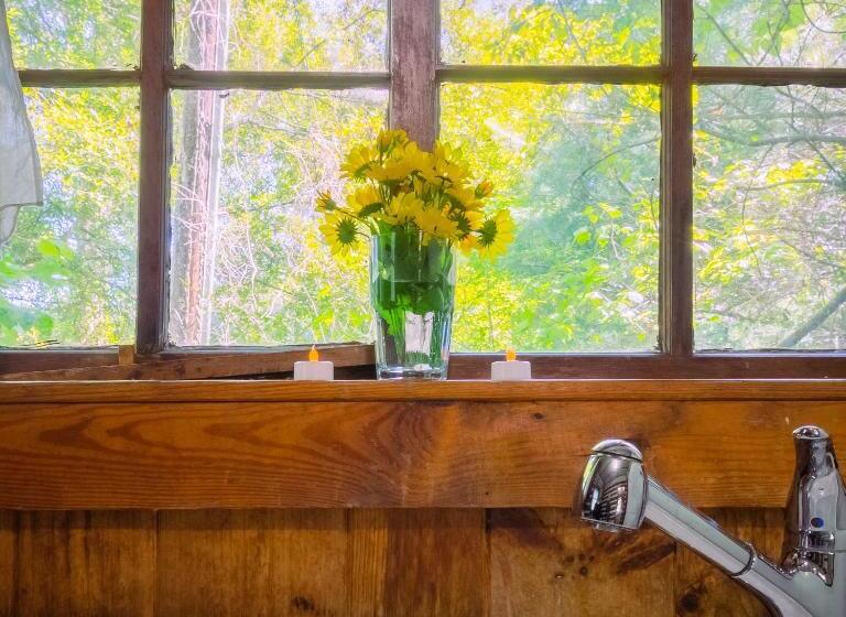 كابينة, Log Cabin Motor Court