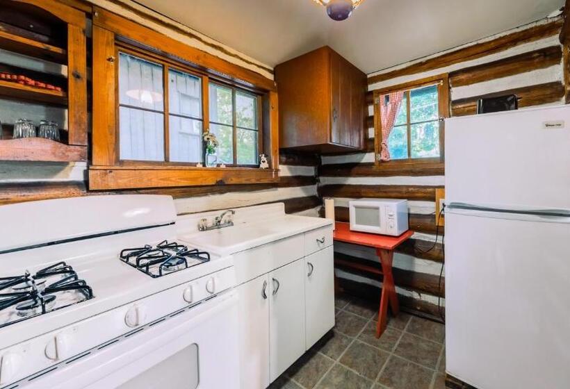 كابينة, Log Cabin Motor Court