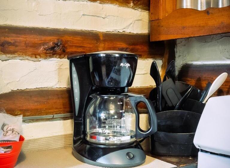 كابينة, Log Cabin Motor Court