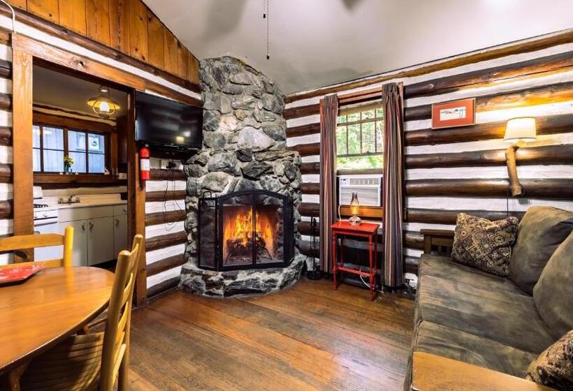 كابينة, Log Cabin Motor Court