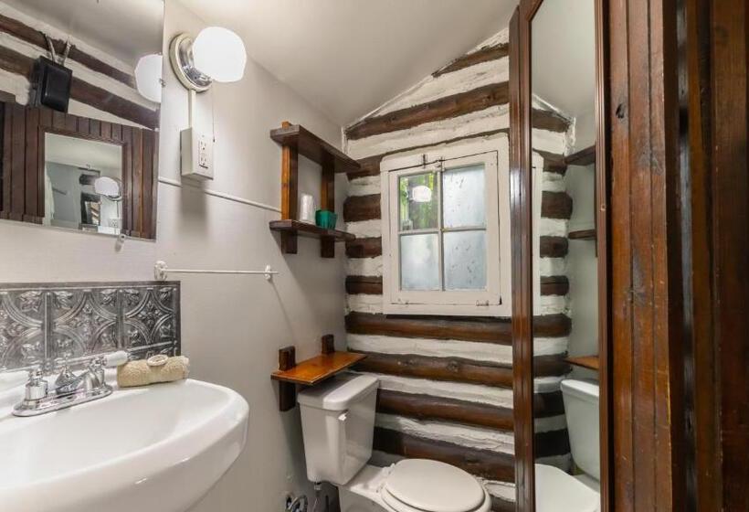 كابينة, Log Cabin Motor Court