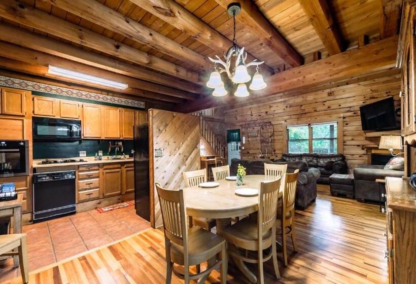 غرفة قياسية, Log Cabin Motor Court