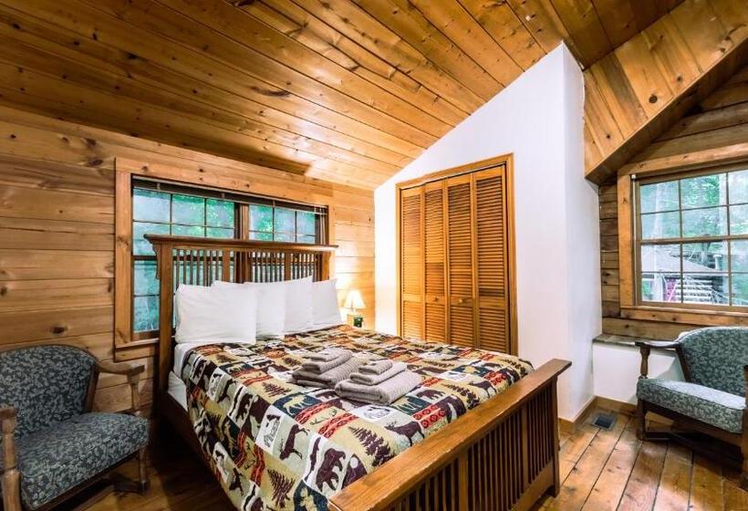 غرفة قياسية, Log Cabin Motor Court