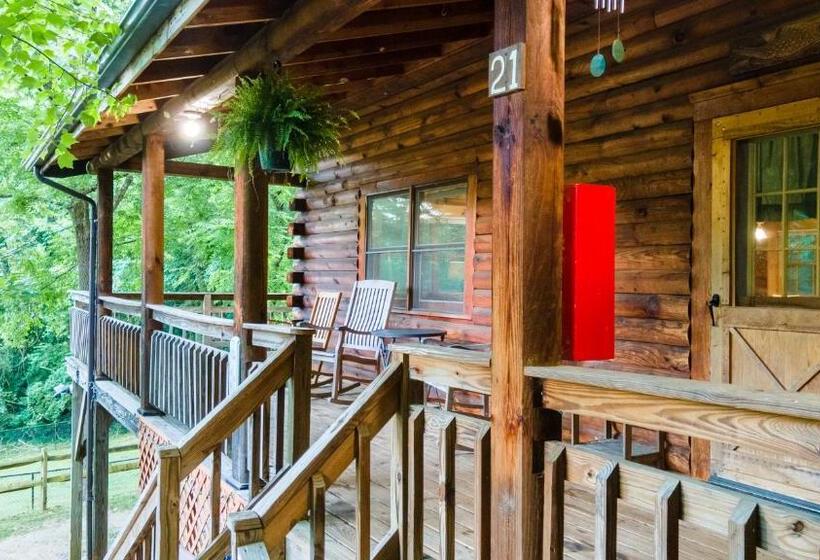 غرفة قياسية, Log Cabin Motor Court