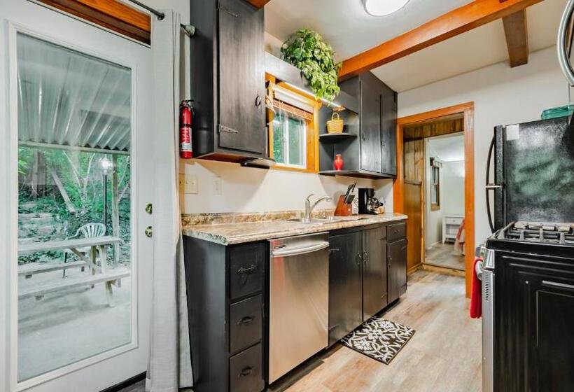 منزل غرفة نوم واحدة, Log Cabin Motor Court