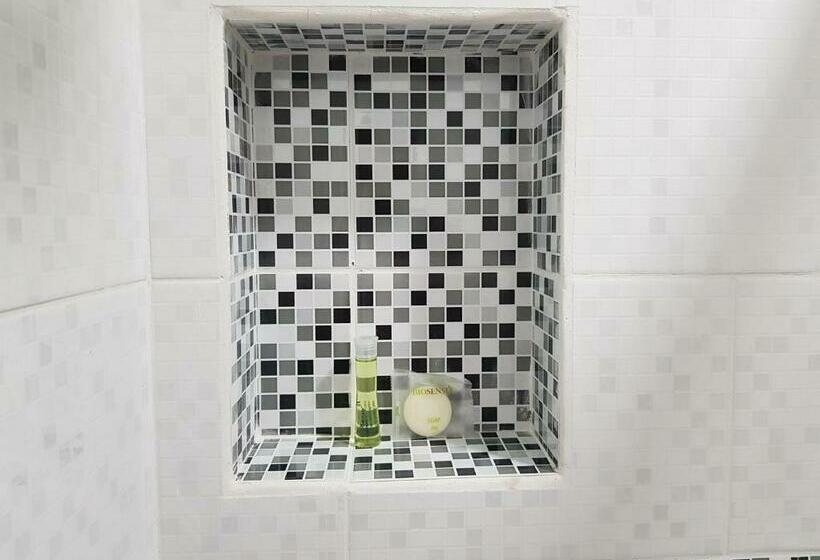 デラックスルーム, Milán Costa Rica