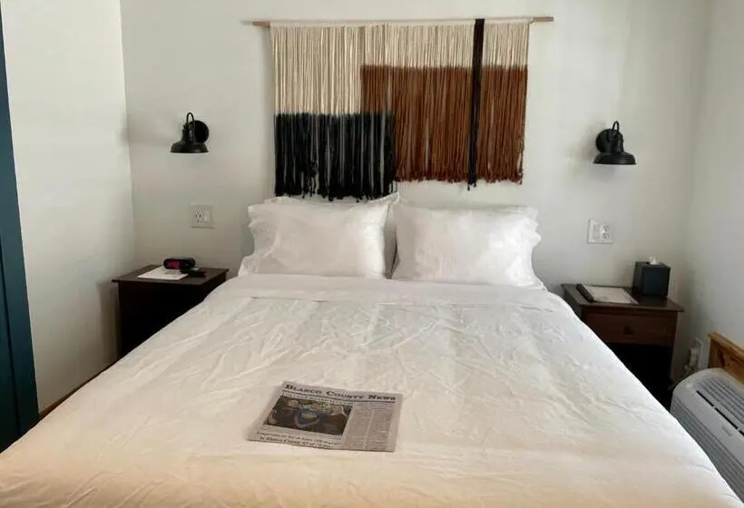 スタンダードスタジオ, Blanco County Inn & Guesthouses