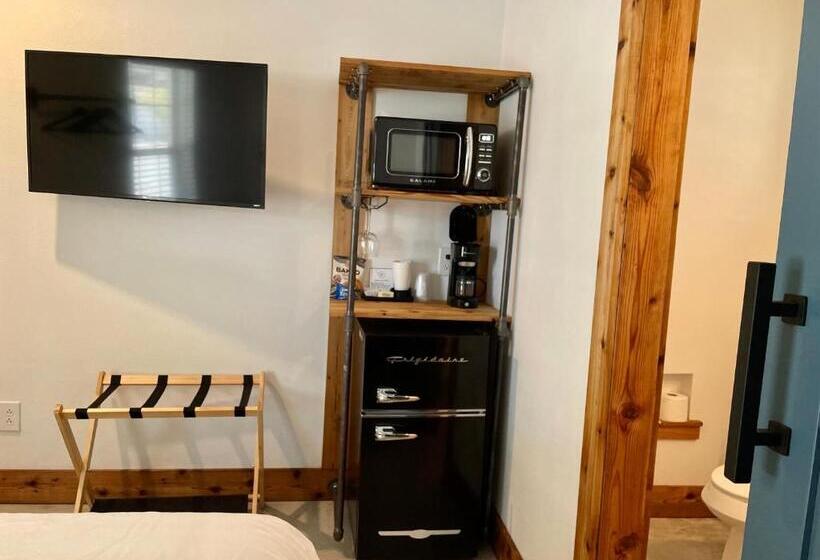 Студия Стандарт, Blanco County Inn & Guesthouses