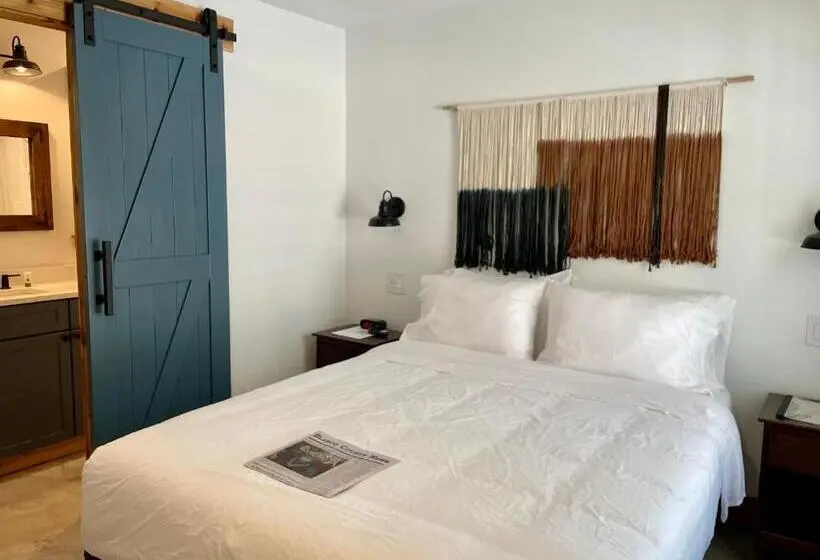 スタンダードスタジオ, Blanco County Inn & Guesthouses