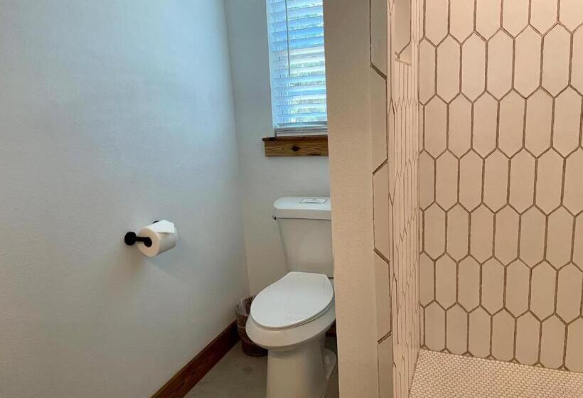 מיטת קינג בסוויטה, Blanco County Inn & Guesthouses