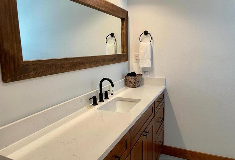 Люкс Кровать Кинг, Blanco County Inn & Guesthouses