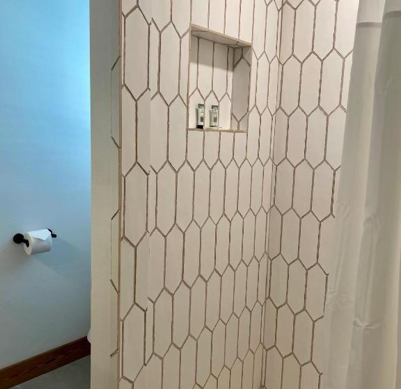 מיטת קינג בסוויטה, Blanco County Inn & Guesthouses
