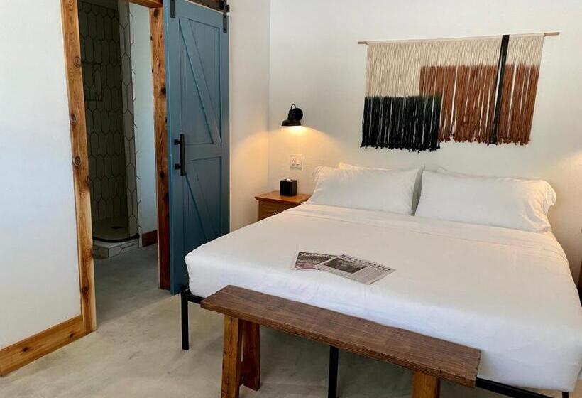 מיטת קינג בסוויטה, Blanco County Inn & Guesthouses