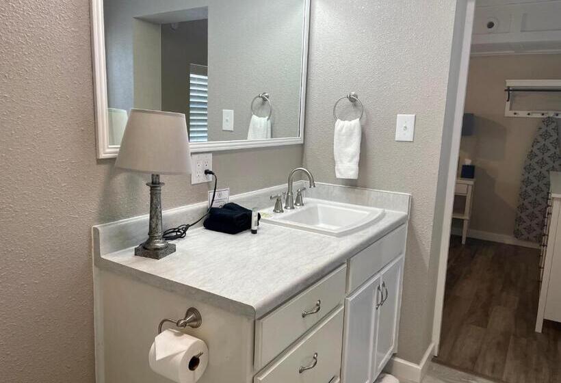 Апартаменты 1 Спальня Нижний Этаж, Blanco County Inn & Guesthouses