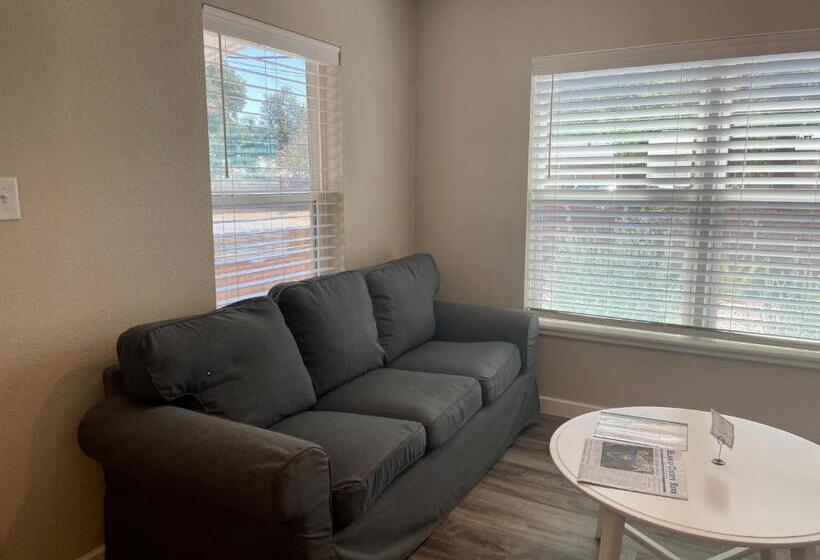 Апартаменты 1 Спальня Нижний Этаж, Blanco County Inn & Guesthouses