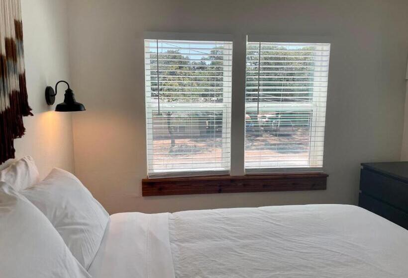 דירה בת חדר שינה 1 עם מרפסת, Blanco County Inn & Guesthouses