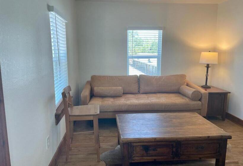 Апартаменты 1 Спальня с Балконом, Blanco County Inn & Guesthouses