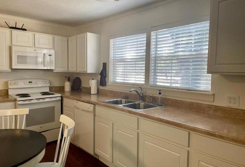 Villa 2 Quartos, Blanco County Inn & Guesthouses