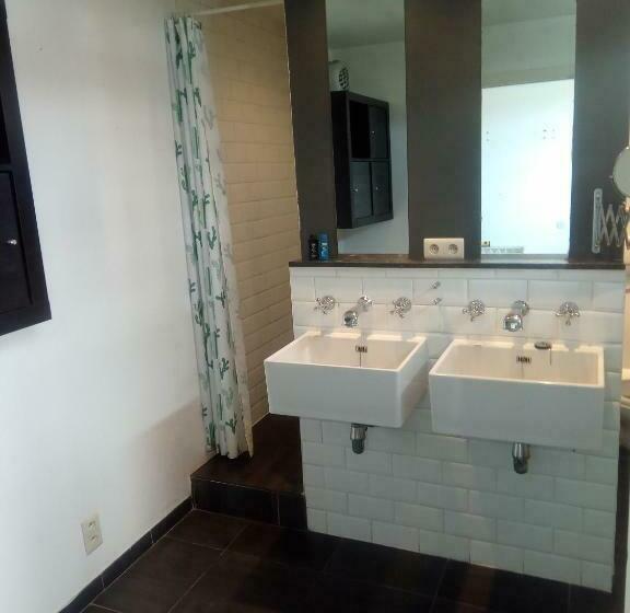 اتاق استاندارد چهار تخته, Harmony House