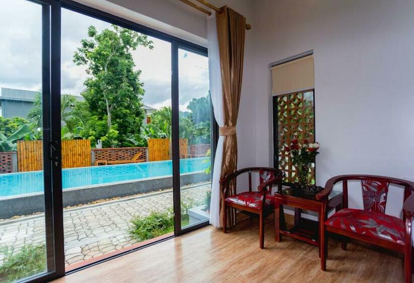 اتاق لوکس, Commander Lodge