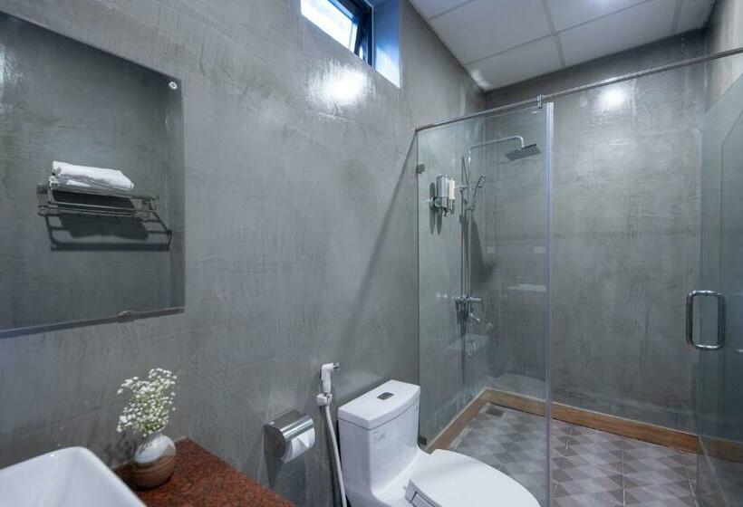 اتاق لوکس, Commander Lodge