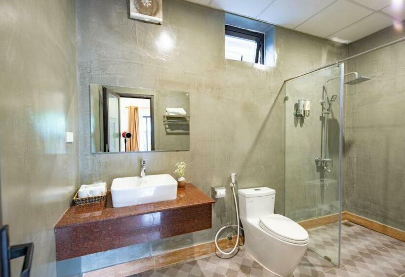 اتاق لوکس, Commander Lodge