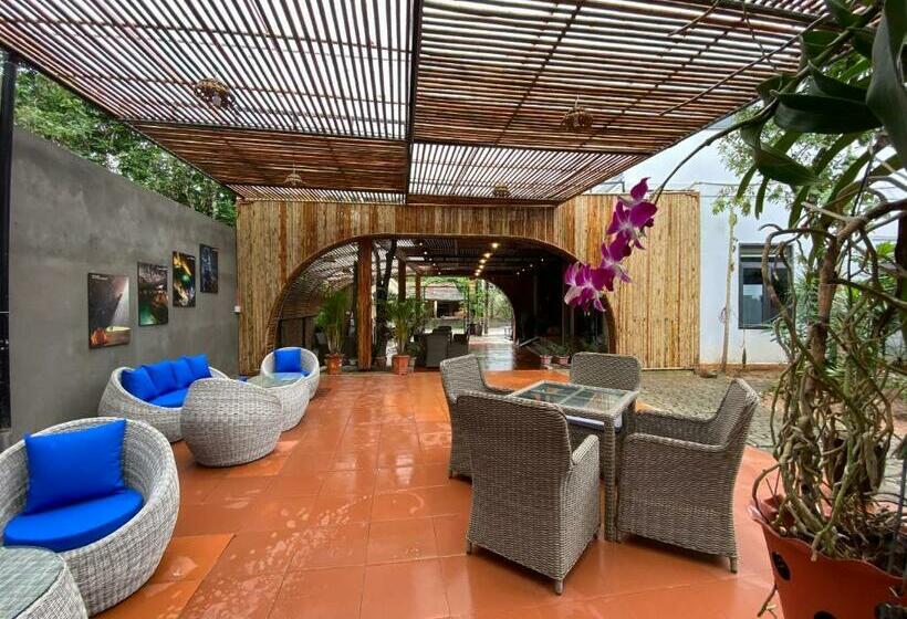 اتاق سوپریور با چشمانداز استخر, Commander Lodge