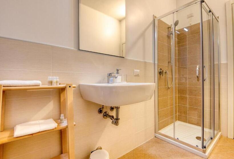 Habitació Triple Estàndard Bany Exterior, Maison Castelli