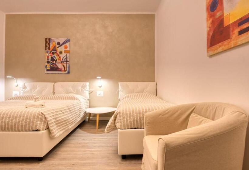 Habitació Triple Estàndard Bany Exterior, Maison Castelli