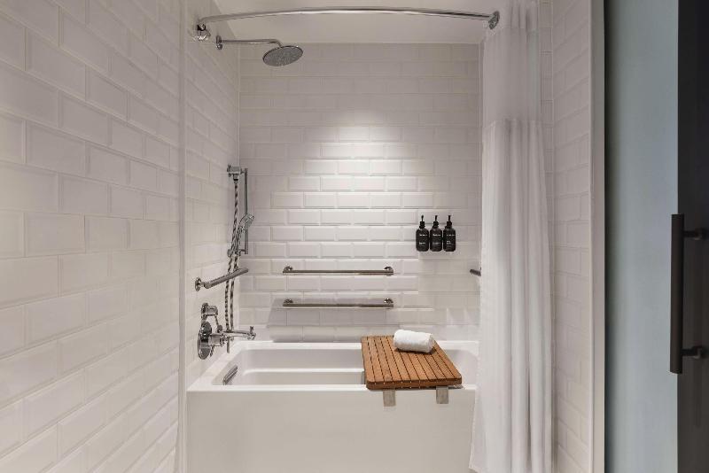 غرفة قياسية سرير ملكى لذوى الإحتياجات الخاصة, Canopy by Hilton San Francisco SoMa