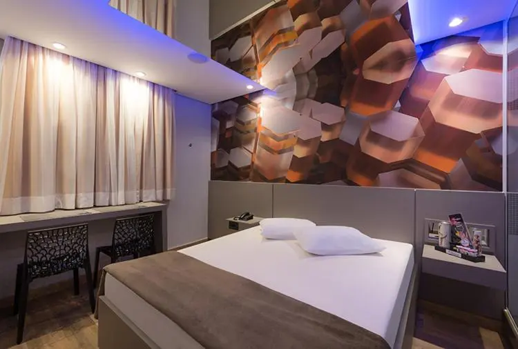 スイート, Azure Motel