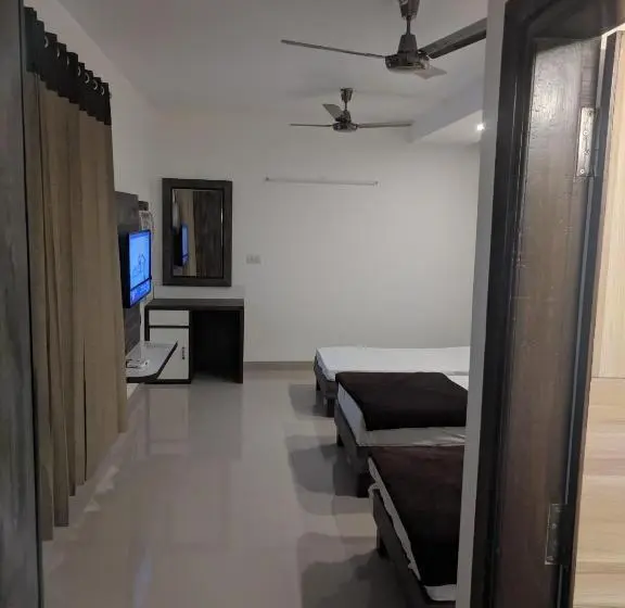 اتاق استاندارد سه نفره, Pride Home
