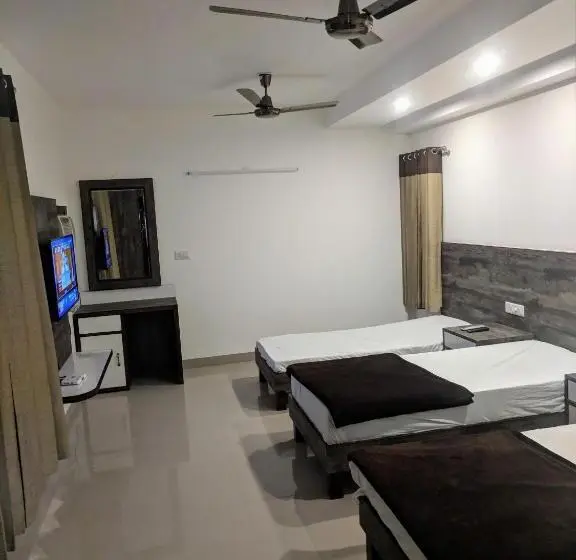 اتاق استاندارد سه نفره, Pride Home