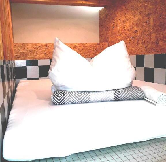 اتاق استاندارد با سرویس بهداشتی مشترک, Fox Box I Capsule Apt