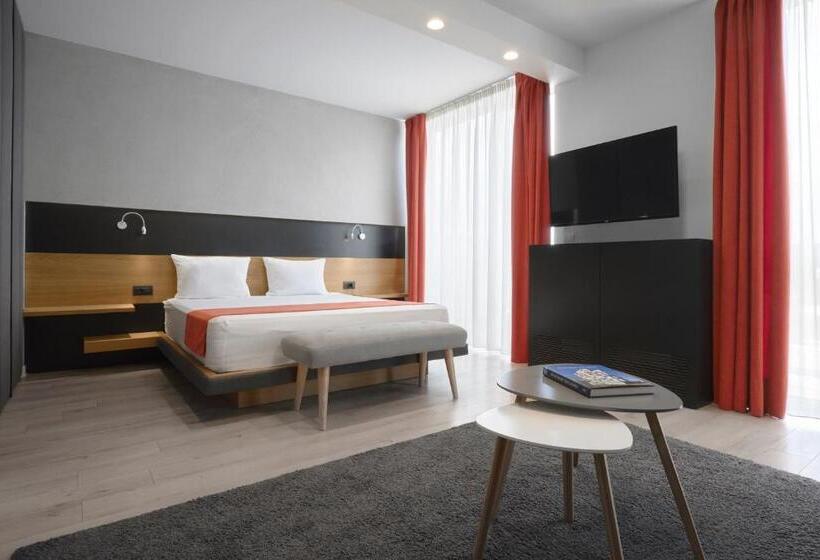 סוויטת ג'וניור עם מרפסת, Adella Boutique Hotel   Free Secured Parking