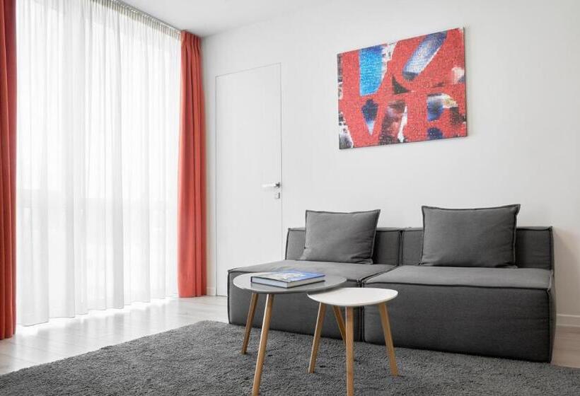 סוויטת ג'וניור עם מרפסת, Adella Boutique Hotel   Free Secured Parking