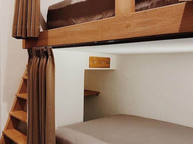 تختخواب در اتاق مشترک, Kos One Hostel