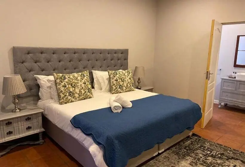 اتاق لوکس با چشم‌انداز استخر, Olive Tree Lodge