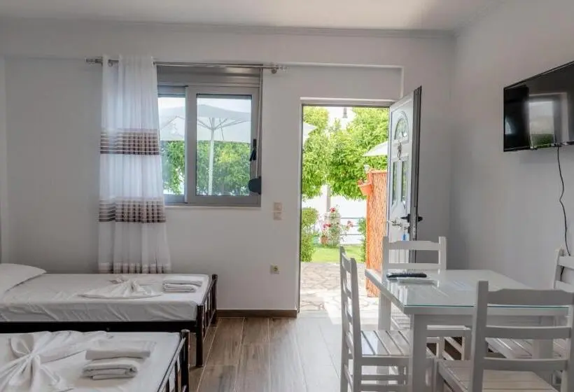 اتاق استاندارد سه نفره, Eduard Lagji Apartament