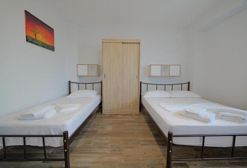 标准三人间, Eduard Lagji Apartament