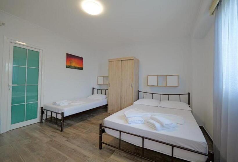 标准三人间, Eduard Lagji Apartament