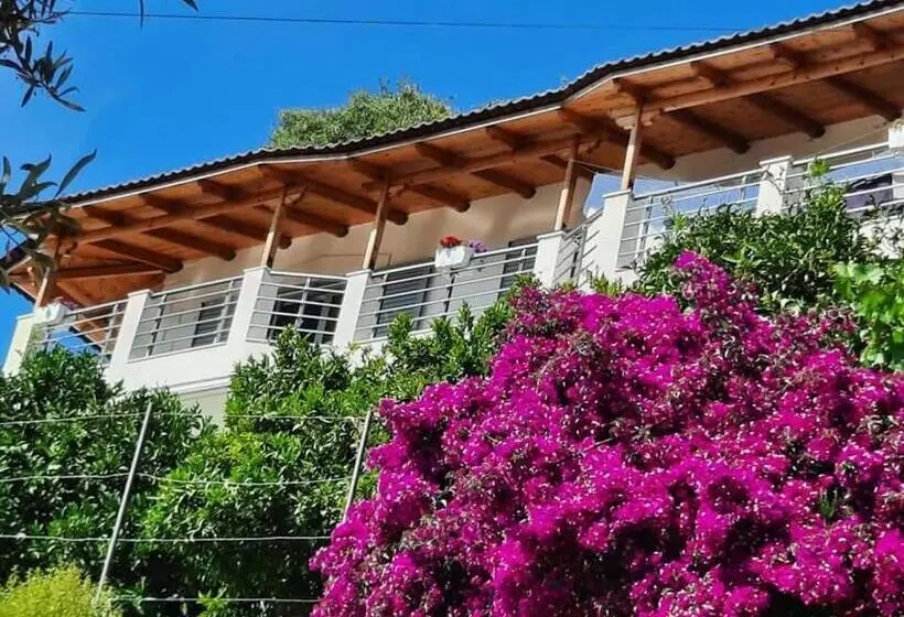 اتاق خانوادگی با چشم‌انداز دریا, Eduard Lagji Apartament