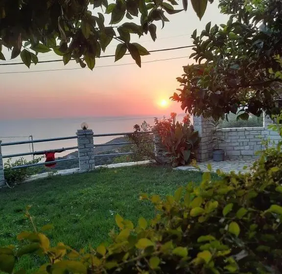 اتاق خانوادگی با چشم‌انداز دریا, Eduard Lagji Apartament