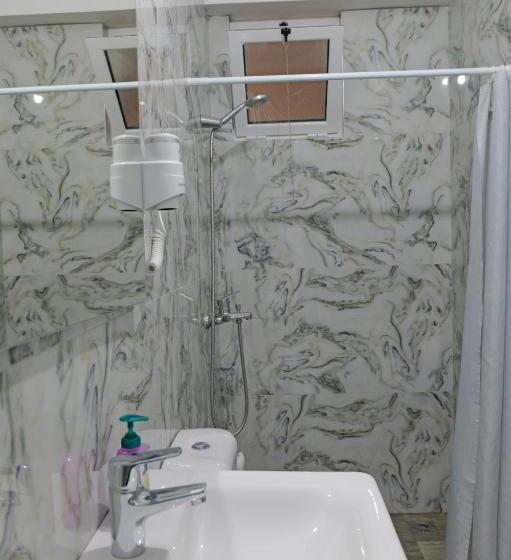 标准三人间, Eduard Lagji Apartament