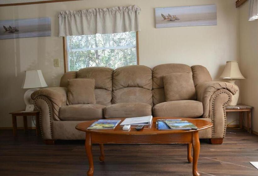 بنجلو قياسى, Camp Mack, A Guy Harvey Lodge