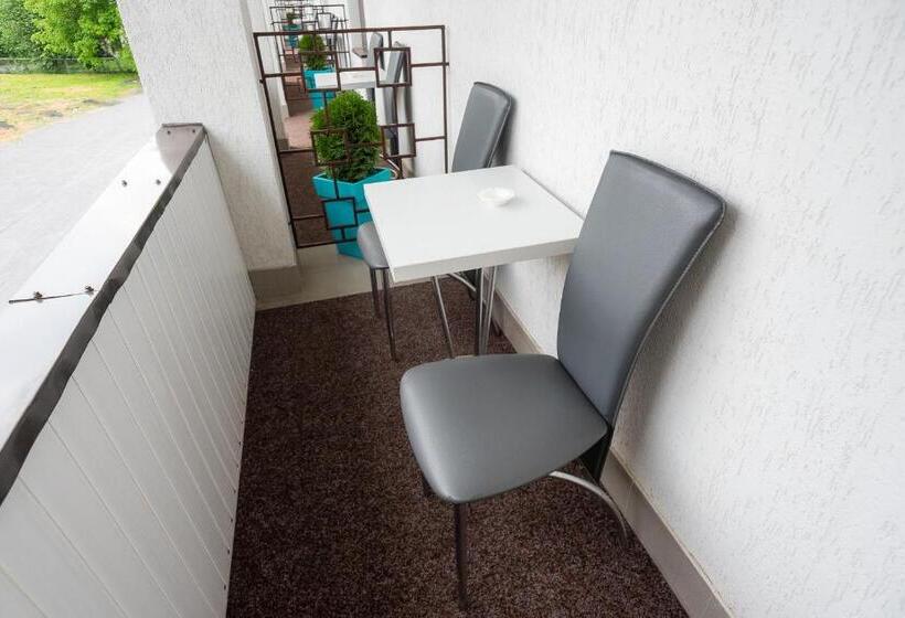 سوییت جونیور با بالکن, Rhombus